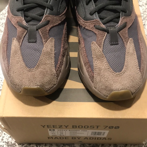 Adidas Yeezy Boost 700 size (Muave)